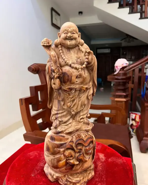 1_Di Lặc Gỗ Sưa Bắc Liền Khối Vân Đẹp Giá 4.800 Triệu Kích Thước Cao 46cm, Ngang 16cm, Sâu 15cm Tượng Di Lặc Gỗ Sưa Bắc Liền Khối Vân Đẹp Có Sơn Cao 46cm