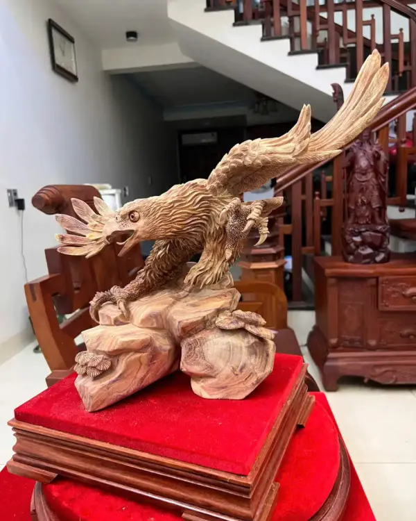 2_Đại Bàng Gỗ Sưa Bắc Liền Khối Mộc Đẹp Giá 4.700 Triệu Kích Thước Cao 39cm, Ngang 47cm, Sâu 20cm Tượng Đại Bàng Gỗ Sưa Bắc Liền Khối Mộc Đẹp Có Sơn Cao 39cm