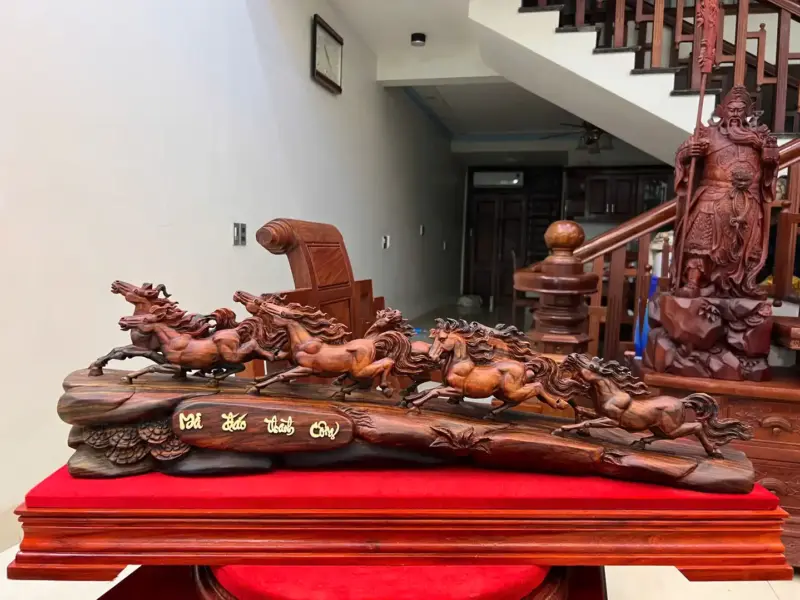 Tượng Bát Mã Gỗ Trắc Việt Liền Khối Kèm Kỷ Cao 20cm