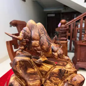 Tượng Bò Tót Gỗ Cẩm Việt Vân Chun Sụn Cao 32cm