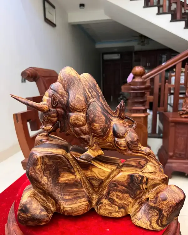 5_Bò Tót Gỗ Cẩm Việt Vân Chun Sụn Giá 3.400 Triệu Kích Thước Cao 32cm, Ngang 33cm, Sâu 15cm Tượng Bò Tót Gỗ Cẩm Việt Vân Chun Sụn Cao 32cm