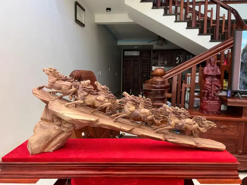 Tượng Cầu Bát Mã Gỗ Sưa Bắc Phôi Gỗ Già Tím Lịm Liền Có Sơn Cao 30cm