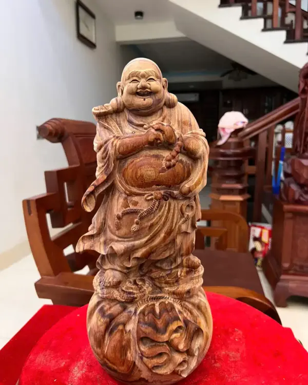 5_Di Lặc Chúc Phúc Gỗ Sưa Bắc Liền Khối Gỗ Già Tím Lịm Giá 4.300 Triệu Kích Thước Cao 40cm, Ngang 17cm, Sâu 15cm Tượng Di Lặc Chúc Phúc Gỗ Sưa Bắc Liền Khối Gỗ Già Tím Lịm Có Sơn Cao 40cm