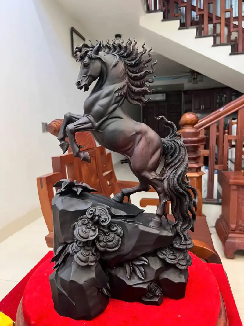 Tượng Nhất Mã Phi Thiên Gỗ Trắc Đen Liền Khối Cao 48cm