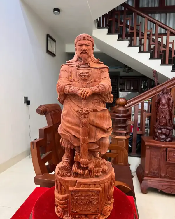 6_Trần Quốc Tuấn Chống Kiếm Gỗ Tử Đàn Mộc Đẹp Giá 9.500 Triệu Kích Thước Cao 68cm, Ngang 23cm, Sâu 20cm Tượng Trần Quốc Tuấn Chống Kiếm Gỗ Tử Đàn Có Sơn Cao 68cm