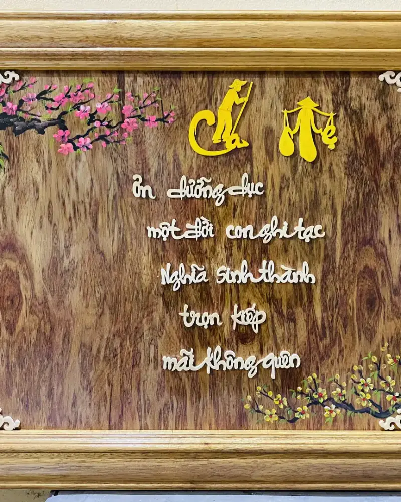 Tranh Gỗ Treo Tường Cha Mẹ Gỗ Sưa – Khung Gỗ Dổi Vàng G5067