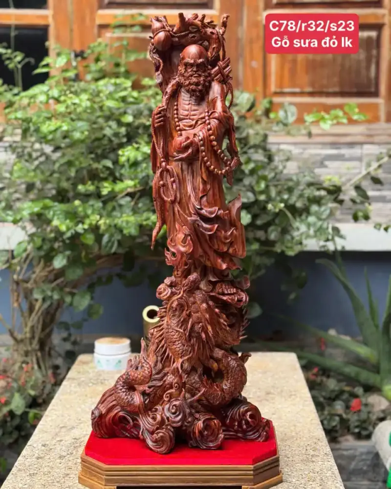 at-ma-ung-rong-go-sua-bac-G5391-1 Tượng Đạt Ma Đứng Rồng Gỗ Sưa Bắc Đỏ Liền Khối Hàng Kỹ Nét G5391