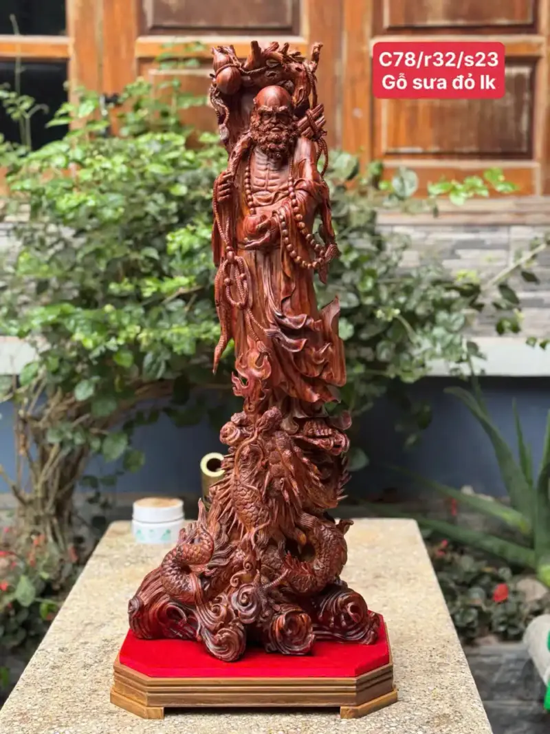 at-ma-ung-rong-go-sua-bac-G5391-1 Tượng Đạt Ma Đứng Rồng Gỗ Sưa Bắc Đỏ Liền Khối Hàng Kỹ Nét G5391