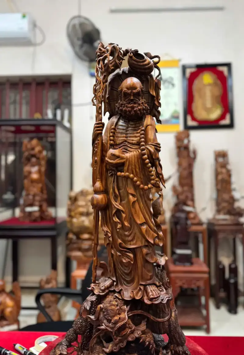 at-ma-ung-song-nghe-go-sua-hang-G5375-7 Tượng Đạt Ma Đứng Song Nghê Gỗ Sưa Hàng Kỹ Đẹp Liền Khối G5375