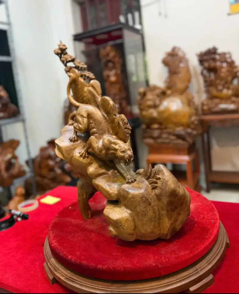 bao-san-moi-xuong-nui-go-nu-khao-G5269-2 Tượng Báo Săn Mồi Xuống Núi Gỗ Nu Kháo Lũa Tự Nhiên Liền Khối G5269