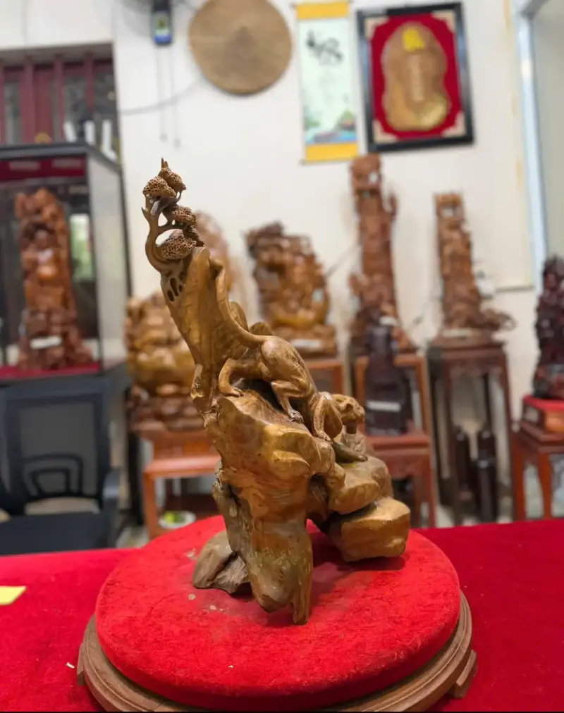 bao-san-moi-xuong-nui-go-nu-khao-G5269-3 Tượng Báo Săn Mồi Xuống Núi Gỗ Nu Kháo Lũa Tự Nhiên Liền Khối G5269