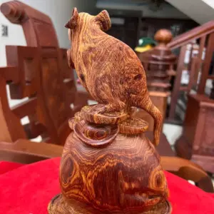 chuot-be-vang-go-cam-viet-G5143-4_Chuột Bê Vàng Gỗ Cẩm Việt Siêu Vân Giá 1.800 Triệu Kích Thước Cao 26cm, Ngang 16cm, Sâu 10cm Tượng Chuột Bê Vàng Gỗ Cẩm Việt Siêu Vân Liền Khối G5143