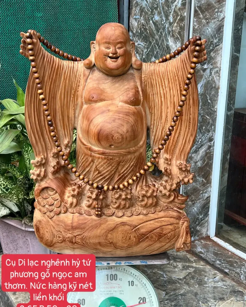 cu-di-lac-G6352-1 Tượng Cụ Di Lặc Nghênh Hỷ Gỗ Ngọc Am Thơm Nức Nhiều Dầu Hàng Kỹ Nét Liền Khối G6352
