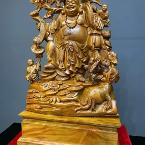 cu-di-lac-tam-phuc-ung-vac-ao-go-bach-xanh-G5412-4 Tượng Cụ Di Lặc Tam Phúc Đứng Vác Đào Gỗ Bách Xanh Liền Khối G5412