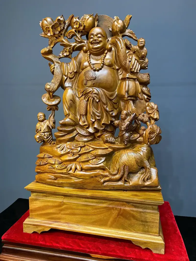 cu-di-lac-tam-phuc-ung-vac-ao-go-bach-xanh-G5412-4 Tượng Cụ Di Lặc Tam Phúc Đứng Vác Đào Gỗ Bách Xanh Liền Khối G5412