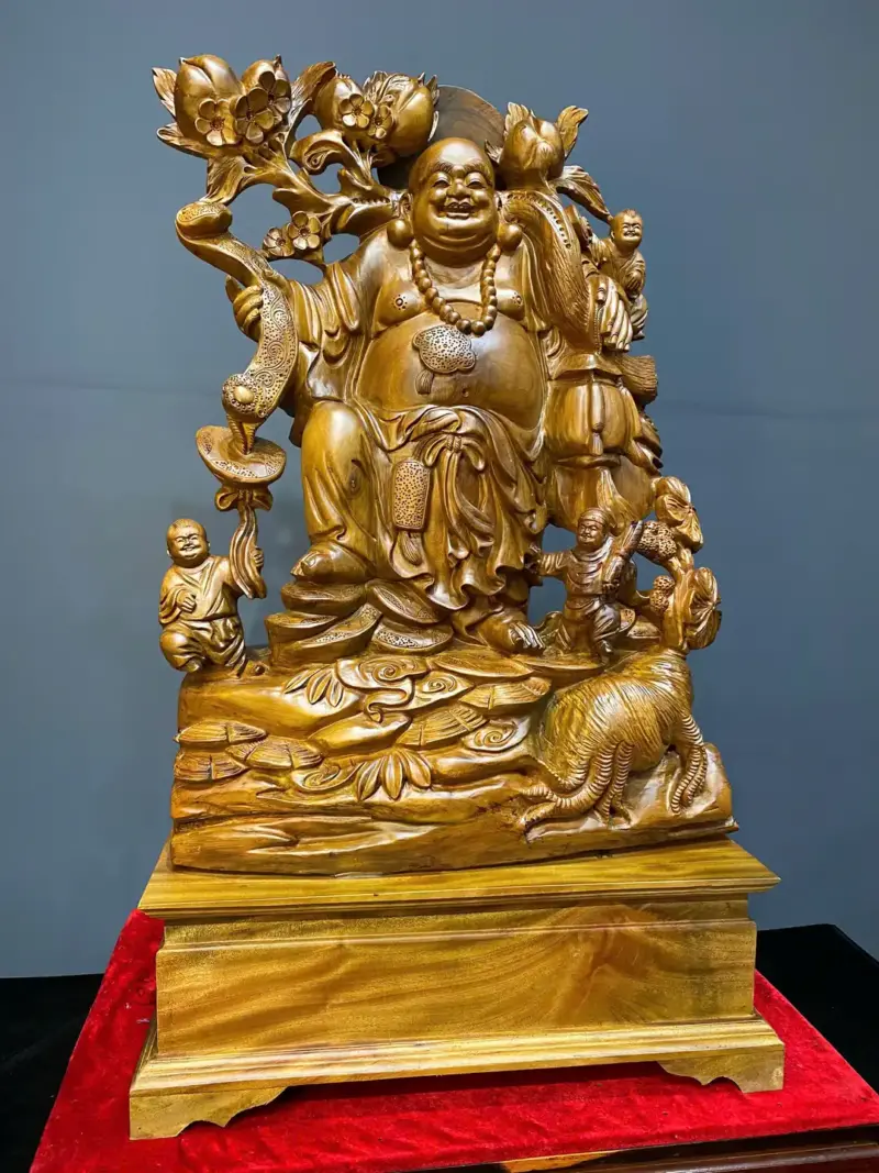 cu-di-lac-tam-phuc-ung-vac-ao-go-bach-xanh-G5412-5 Tượng Cụ Di Lặc Tam Phúc Đứng Vác Đào Gỗ Bách Xanh Liền Khối G5412