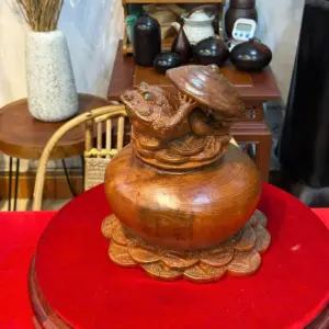cuc-coc-ngoi-G5592-3 Tượng Cục Cóc Ngồi Trên Bình Phú Quý Tiền Tài Gỗ Ngọc Am Liền Khối G5592