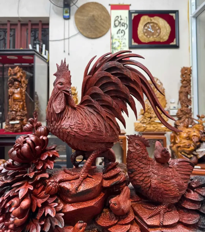 gia-inh-ga-toan-gia-phuc-hang-_81965945 Tượng Gia Đình Gà Toàn Gia Phúc Hàng Kỹ Đẹp NNQG Chế Tác Gỗ Trắc Đỏ Đen Liền Khối G6400