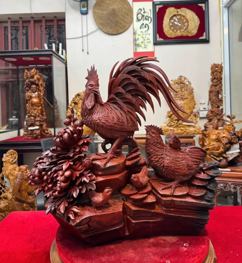 gia-inh-ga-toan-gia-phuc-hang-_d4732b93 Tượng Gia Đình Gà Toàn Gia Phúc Hàng Kỹ Đẹp NNQG Chế Tác Gỗ Trắc Đỏ Đen Liền Khối G6400