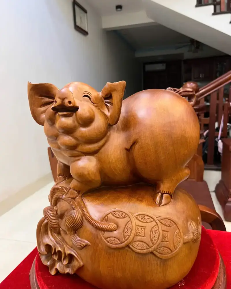 heo-nam-bao-tien-go-ngoc-am-G5073-2_Heo Nằm Bao Tiền Gỗ Ngọc Am Liền Khối Giá 3.300 Triệu Kích Thước Cao 36cm, Ngang 34cm, Sâu 25cm Tượng Heo Nằm Bao Tiền Gỗ Ngọc Am Liền Khối G5073