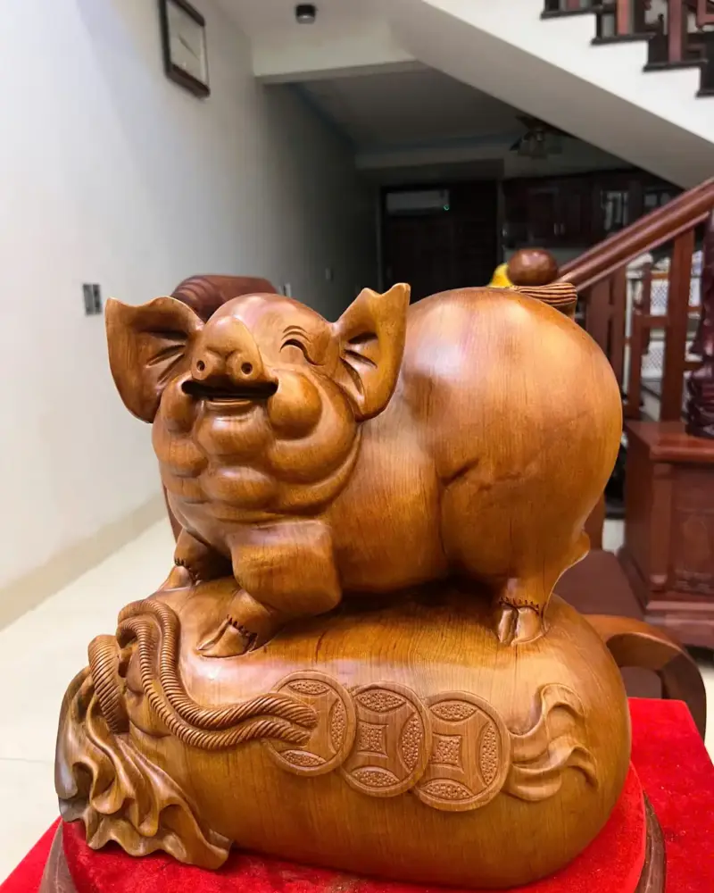 heo-nam-bao-tien-go-ngoc-am-G5093-2_1_Heo Nằm Bao Tiền Gỗ Ngọc Am Liền Khối Giá 3.200 Triệu Kích Thước Cao 33cm, Ngang 35cm, Sâu 23cm Tượng Heo Nằm Bao Tiền Gỗ Ngọc Am Liền Khối G5093