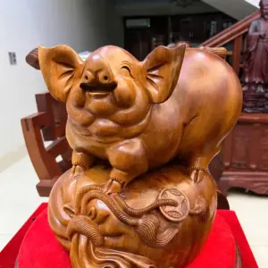 heo-nam-bao-tien-go-ngoc-am-G5147-2_Heo Nằm Bao Tiền Gỗ Ngọc Am Liền Khối Chất Nặng Giá 3.200 Triệu Kích Thước Cao 34cm, Ngang 32cm, Sâu 24cm Tượng Heo Nằm Bao Tiền Gỗ Ngọc Am Liền Khối Chất Nặng G5147