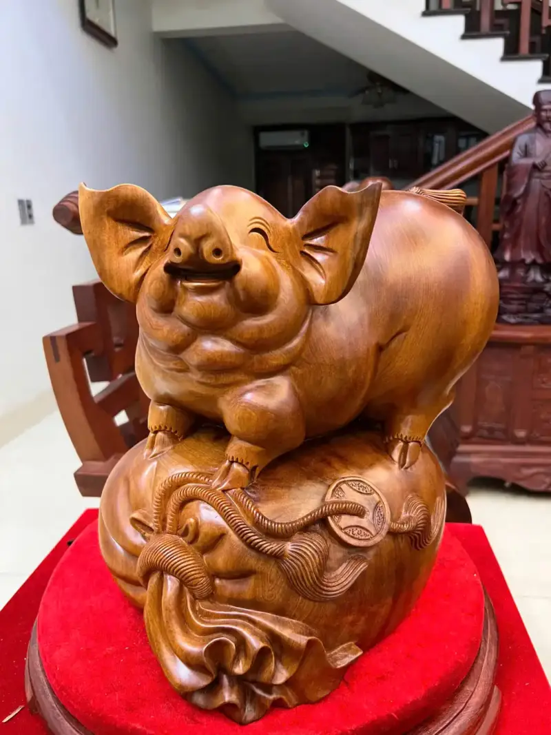 heo-nam-bao-tien-go-ngoc-am-G5147-2_Heo Nằm Bao Tiền Gỗ Ngọc Am Liền Khối Chất Nặng Giá 3.200 Triệu Kích Thước Cao 34cm, Ngang 32cm, Sâu 24cm Tượng Heo Nằm Bao Tiền Gỗ Ngọc Am Liền Khối Chất Nặng G5147