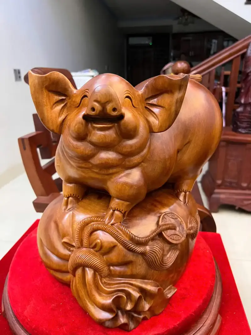heo-nam-bao-tien-go-ngoc-am-G5147-3_Heo Nằm Bao Tiền Gỗ Ngọc Am Liền Khối Chất Nặng Giá 3.200 Triệu Kích Thước Cao 34cm, Ngang 32cm, Sâu 24cm Tượng Heo Nằm Bao Tiền Gỗ Ngọc Am Liền Khối Chất Nặng G5147