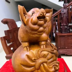 heo-nam-bao-tien-go-ngoc-am-G5147-4_Heo Nằm Bao Tiền Gỗ Ngọc Am Liền Khối Chất Nặng Giá 3.200 Triệu Kích Thước Cao 34cm, Ngang 32cm, Sâu 24cm Tượng Heo Nằm Bao Tiền Gỗ Ngọc Am Liền Khối Chất Nặng G5147