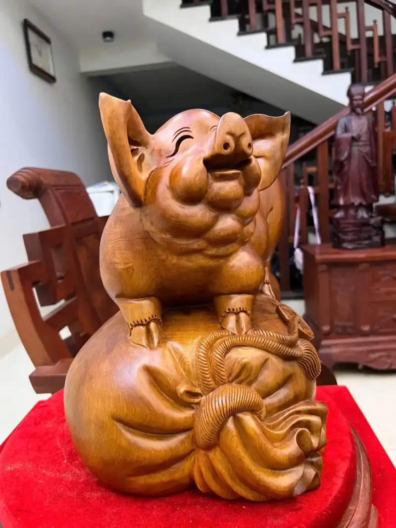 heo-nam-bao-tien-go-ngoc-am-G5147-4_Heo Nằm Bao Tiền Gỗ Ngọc Am Liền Khối Chất Nặng Giá 3.200 Triệu Kích Thước Cao 34cm, Ngang 32cm, Sâu 24cm Tượng Heo Nằm Bao Tiền Gỗ Ngọc Am Liền Khối Chất Nặng G5147