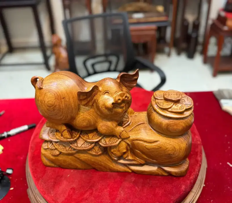 heo-tien-vang-go-huong-kt-G5331-3 Tượng Heo Tiền Vàng Gỗ Hương Liền Khối G5331