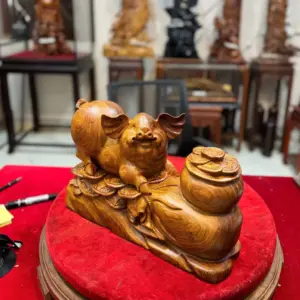heo-tien-vang-go-huong-kt-G5331-4 Tượng Heo Tiền Vàng Gỗ Hương Liền Khối G5331