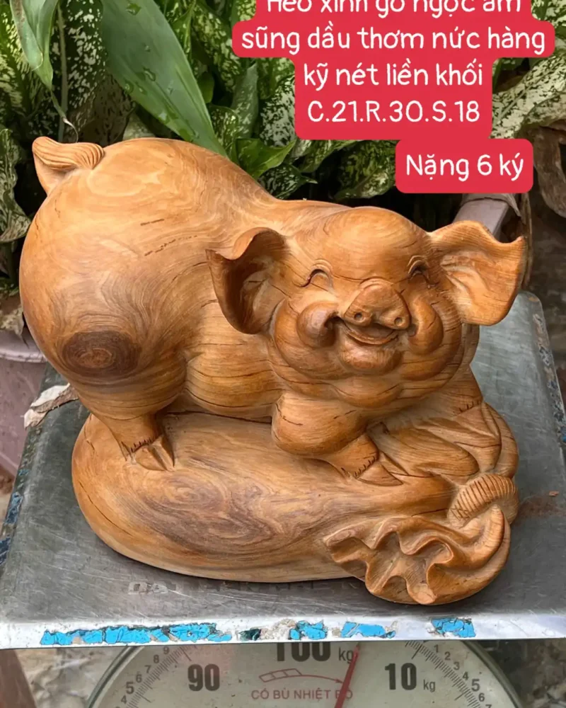 heo-xinh-go-G5913-1 Tượng Heo Xinh Gỗ Ngọc Am Thơm Nức Vân Đá Hàng Kỹ Nét Liền Khối G5913