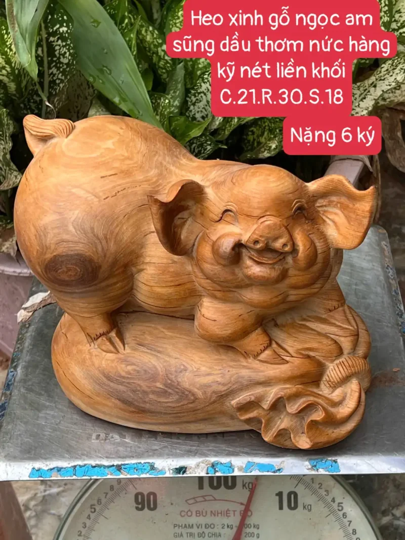 heo-xinh-go-G5913-1 Tượng Heo Xinh Gỗ Ngọc Am Thơm Nức Vân Đá Hàng Kỹ Nét Liền Khối G5913
