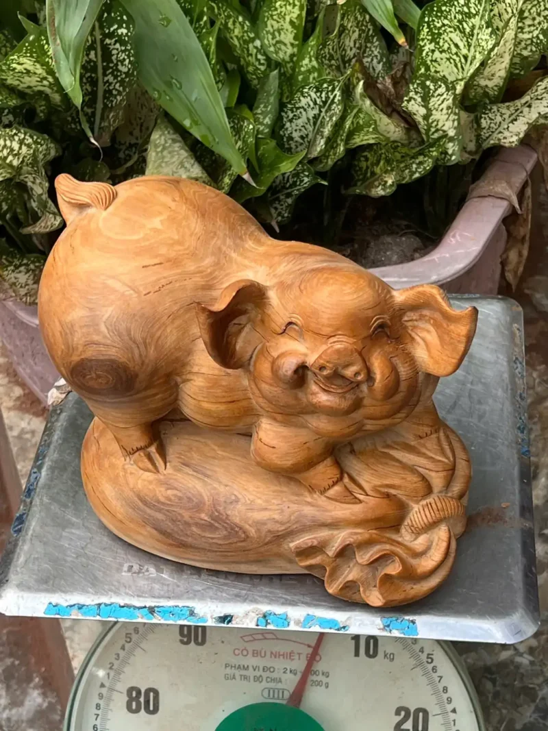 heo-xinh-go-G5913-2 Tượng Heo Xinh Gỗ Ngọc Am Thơm Nức Vân Đá Hàng Kỹ Nét Liền Khối G5913
