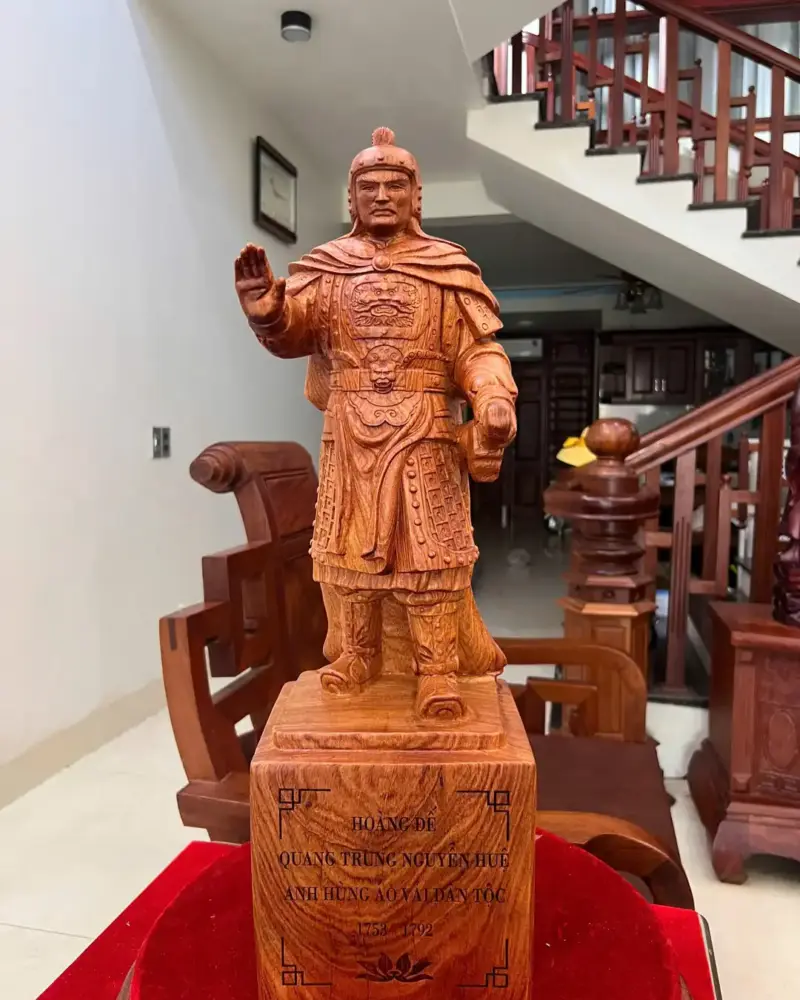 hoang-e-quang-trung-go-huong-a-G5063-2_Hoàng Đế Quang Trung Gỗ Hương Đá Liền Khối Giá 3.500 Triệu Kích Thước Cao 59cm, Ngang 18cm, Sâu 16cm Tượng Hoàng Đế Quang Trung Gỗ Hương Đá Liền Khối G5063