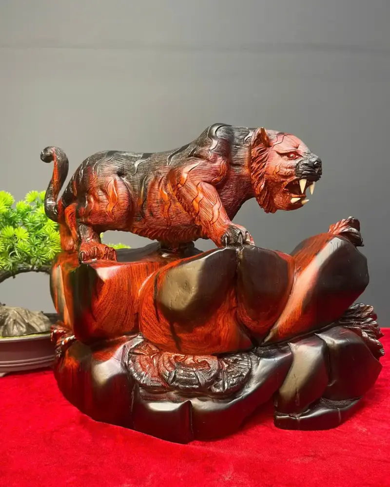 manh-ho-san-moi-go-trac-o-G5426-1 Tượng Mãnh Hổ Săn Mồi Gỗ Trắc Đỏ Đen Liền Khối G5426