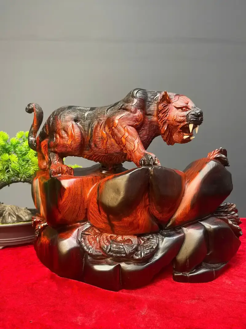 manh-ho-san-moi-go-trac-o-G5426-1 Tượng Mãnh Hổ Săn Mồi Gỗ Trắc Đỏ Đen Liền Khối G5426