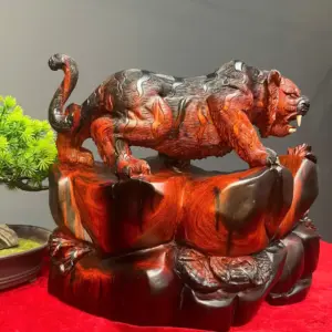 manh-ho-san-moi-go-trac-o-G5426-2 Tượng Mãnh Hổ Săn Mồi Gỗ Trắc Đỏ Đen Liền Khối G5426