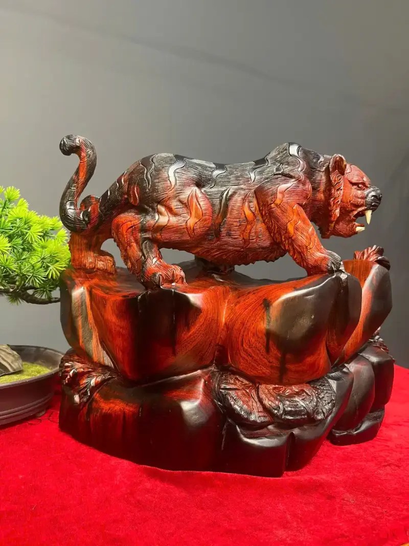manh-ho-san-moi-go-trac-o-G5426-2 Tượng Mãnh Hổ Săn Mồi Gỗ Trắc Đỏ Đen Liền Khối G5426