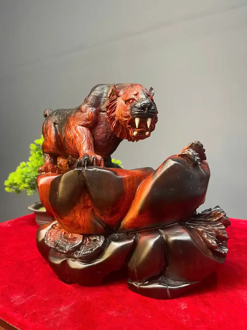 manh-ho-san-moi-go-trac-o-G5426-3 Tượng Mãnh Hổ Săn Mồi Gỗ Trắc Đỏ Đen Liền Khối G5426