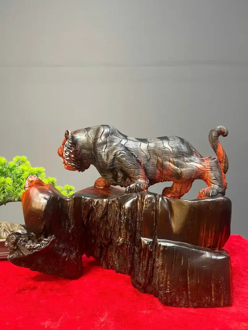 manh-ho-san-moi-go-trac-o-G5426-5 Tượng Mãnh Hổ Săn Mồi Gỗ Trắc Đỏ Đen Liền Khối G5426
