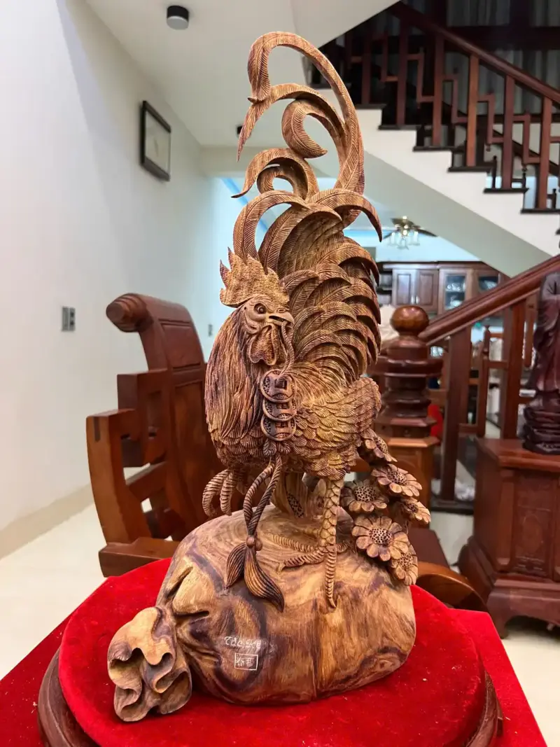 nhat-ke-ung-G5773-2 Tượng Nhất Kê Đứng Bao Tiền Go Sưa Đỏ Vân Tím Lịm Hàng Nghệ Nhân Có Sơn G5773