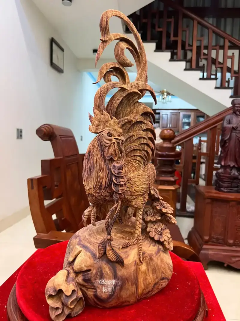 nhat-ke-ung-G5773-5 Tượng Nhất Kê Đứng Bao Tiền Go Sưa Đỏ Vân Tím Lịm Hàng Nghệ Nhân Có Sơn G5773