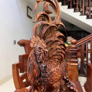 nhat-ke-ung-G5774-3 Tượng Nhất Kê Đứng Bao Tiền Gỗ Sưa Đỏ Vân Tím Lịm Hàng Nghệ Nhân Tắc Kê Chế Tác Liền Khối G5774