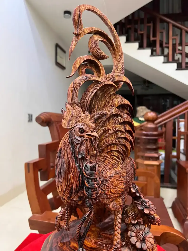 nhat-ke-ung-G5774-3 Tượng Nhất Kê Đứng Bao Tiền Gỗ Sưa Đỏ Vân Tím Lịm Hàng Nghệ Nhân Tắc Kê Chế Tác Liền Khối G5774