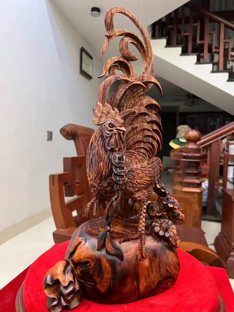 nhat-ke-ung-G5774-4 Tượng Nhất Kê Đứng Bao Tiền Gỗ Sưa Đỏ Vân Tím Lịm Hàng Nghệ Nhân Tắc Kê Chế Tác Liền Khối G5774