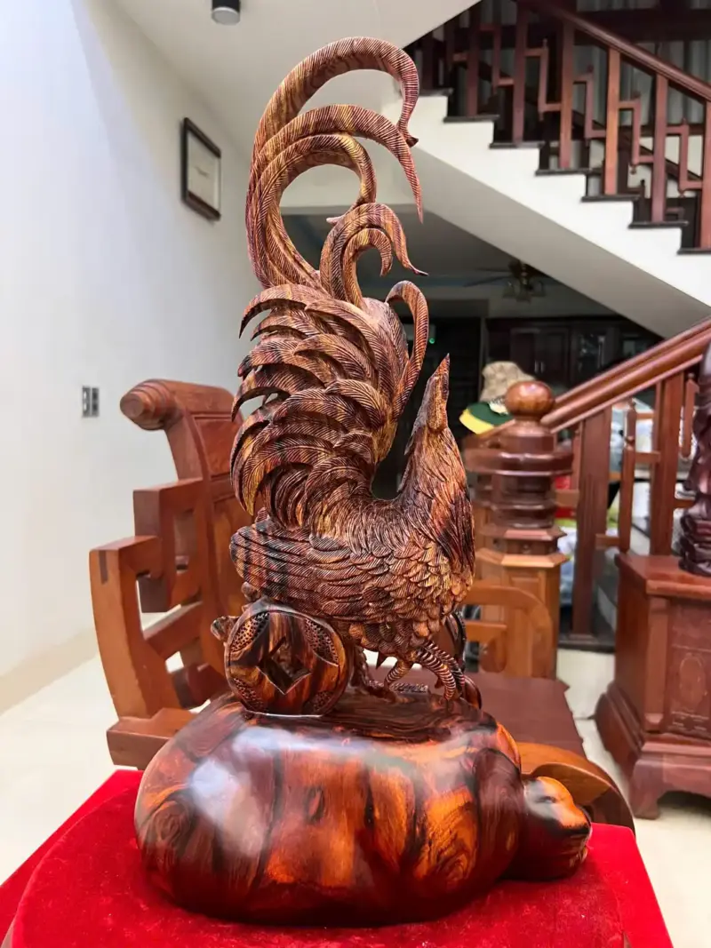 nhat-ke-ung-G5774-5 Tượng Nhất Kê Đứng Bao Tiền Gỗ Sưa Đỏ Vân Tím Lịm Hàng Nghệ Nhân Tắc Kê Chế Tác Liền Khối G5774
