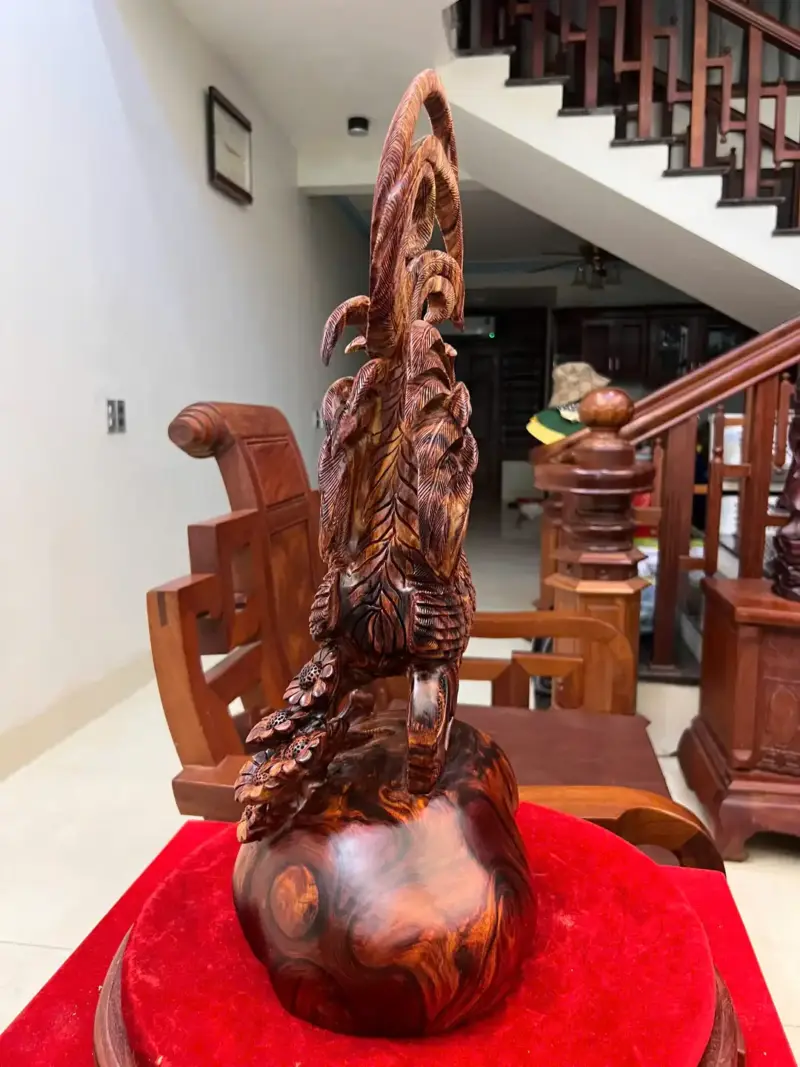 nhat-ke-ung-G5774-6 Tượng Nhất Kê Đứng Bao Tiền Gỗ Sưa Đỏ Vân Tím Lịm Hàng Nghệ Nhân Tắc Kê Chế Tác Liền Khối G5774