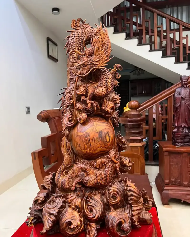 nhat-long-go-sua-bac-G5054-2_Nhất Long Gỗ Sưa Bắc To Đẹp Gỗ Già Vân Đẹp Đục Kỹ Sắc Nét Giá 8.300 Triệu Kích Thước Cao 71cm, Ngang 43cm, Sâu 29cm Tượng Nhất Long Gỗ Sưa Bắc To Đẹp Gỗ Già Vân Đẹp Đục Kỹ Sắc Nét Liền Khối G5054